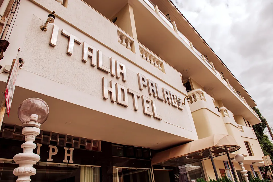 Letreiro Italia Palace Hotel em relevo na fachada, com o monograma IPH na entrada